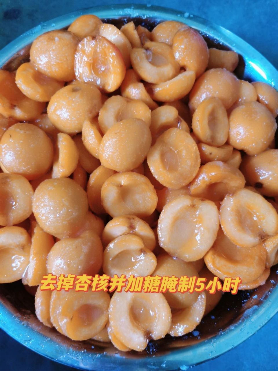 自制杏干零失败完整步骤 1,先把杏用盐水泡三十分钟,清洗干净.