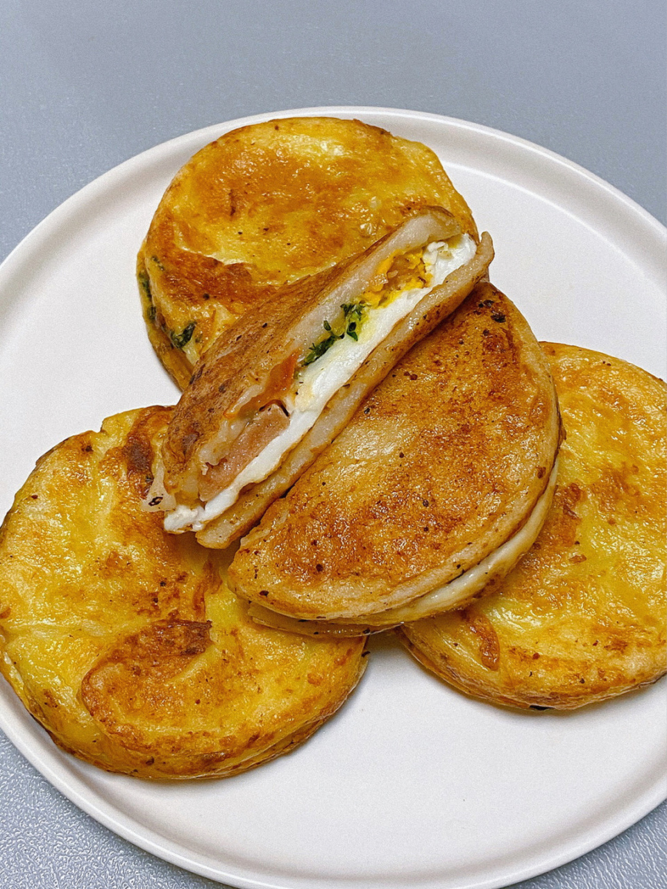 在家就可以做的鸡蛋汉堡[偷笑], 所需食材:鸡蛋,小麦粉,午餐肉,香菜