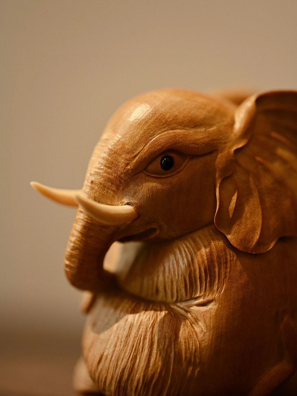 老山檀"喜象" 设形构思巧妙,造型生动可爱,憨态可掬,大耳如扇,长牙卷