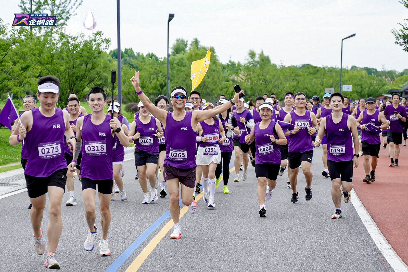 活力的城市里,跑者们在自然的怀抱中尽情释放激情,感受跑步带来的快乐