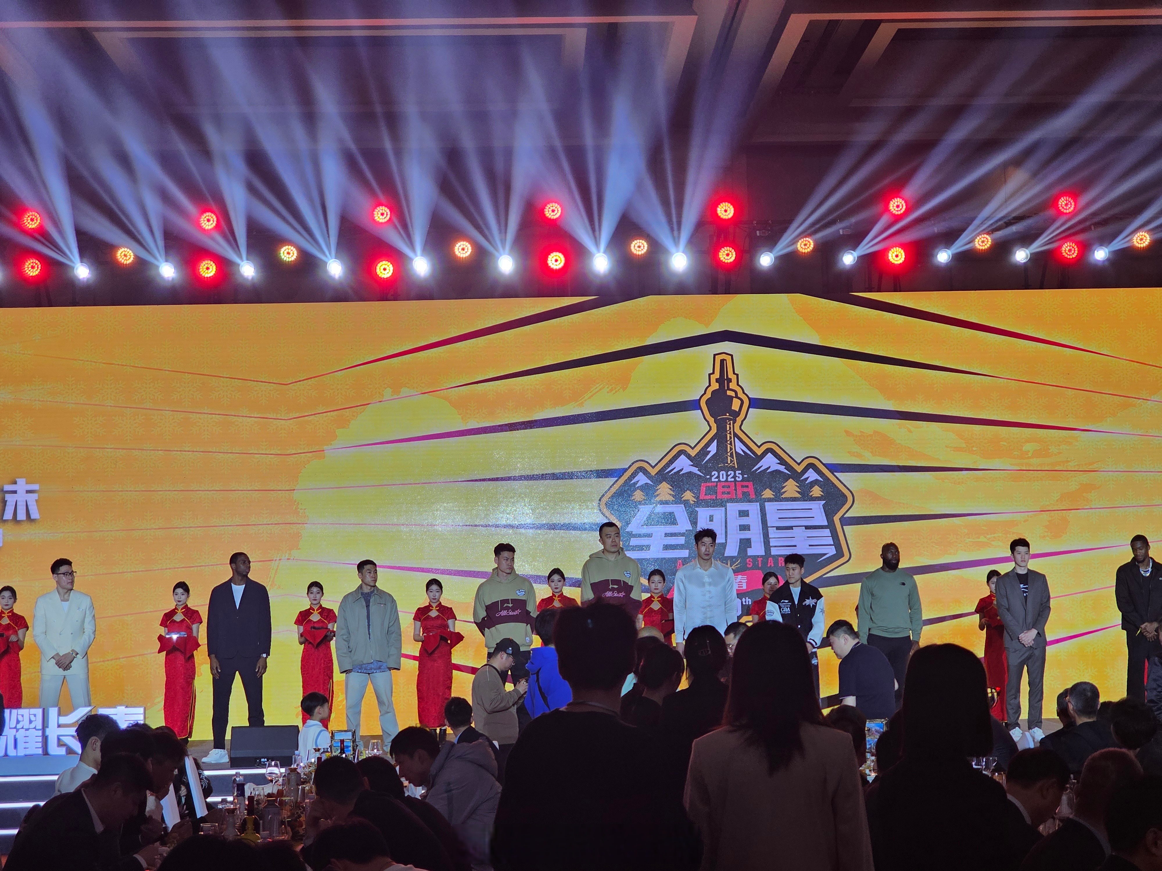 晚宴上的仪式,很多队员都是精心打扮,姚明现身颁奖