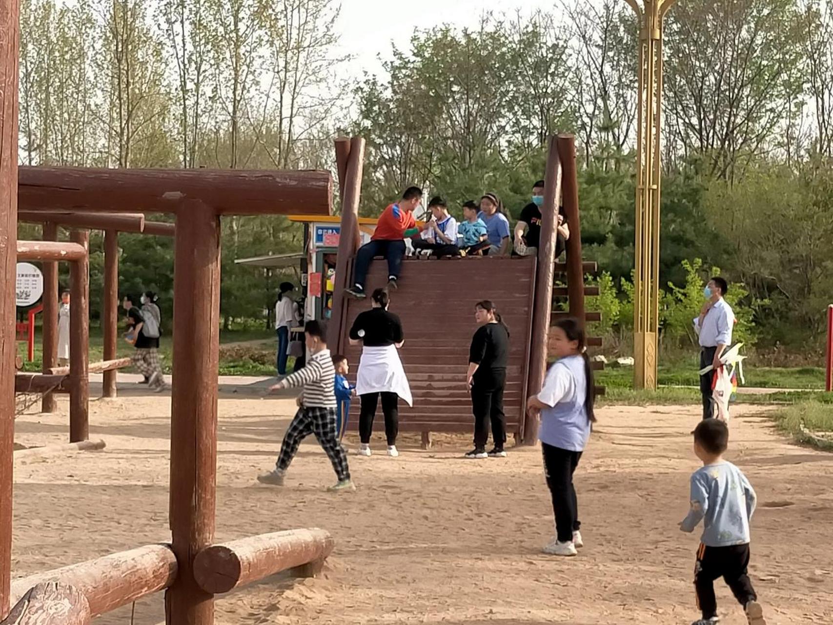 春日生活打卡季春日來到邢臺七里河體育公園,這裡有一個兒童的樂園,有