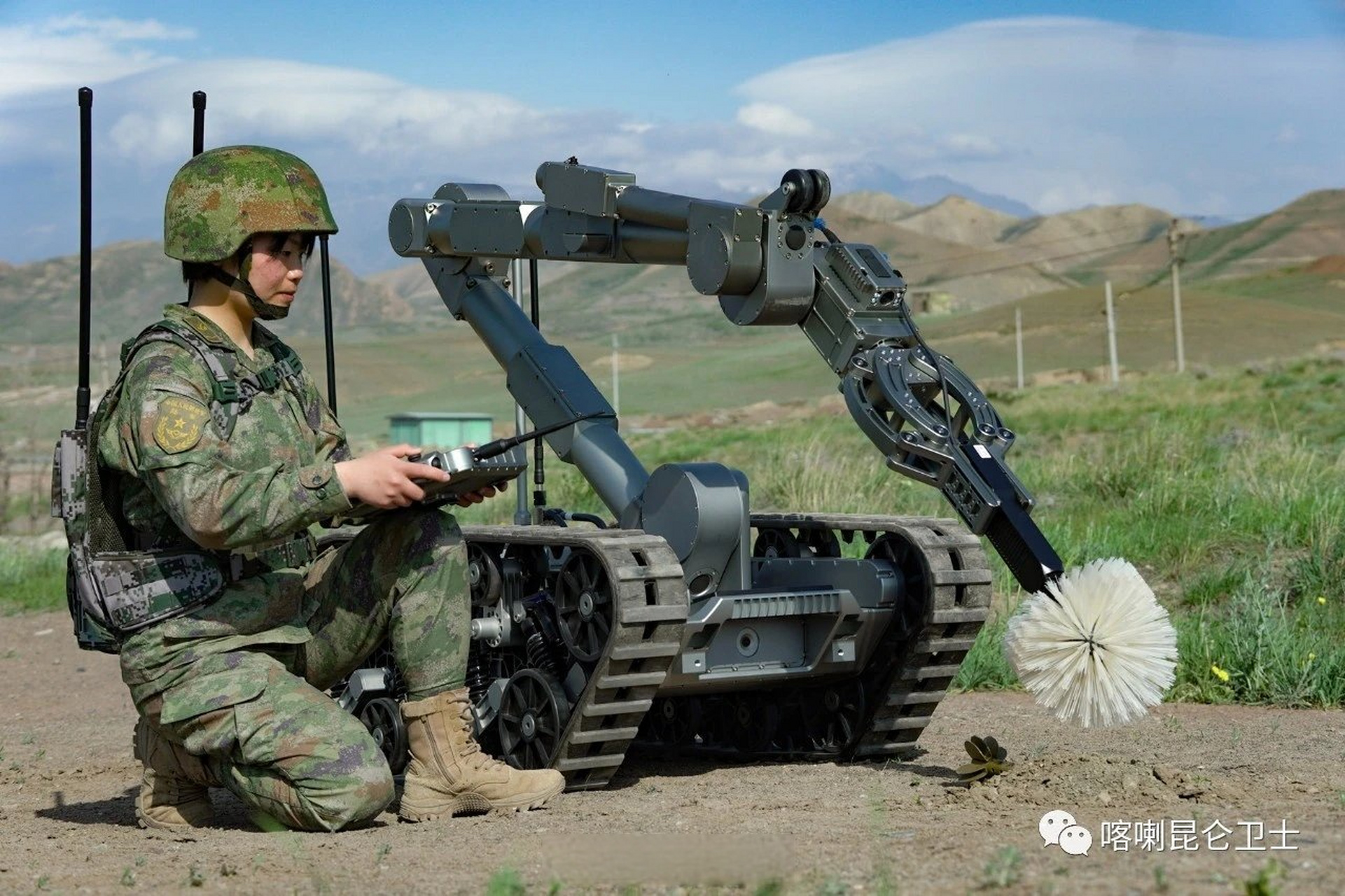 我军准备的新型排爆机器人(喀喇昆仑卫士)