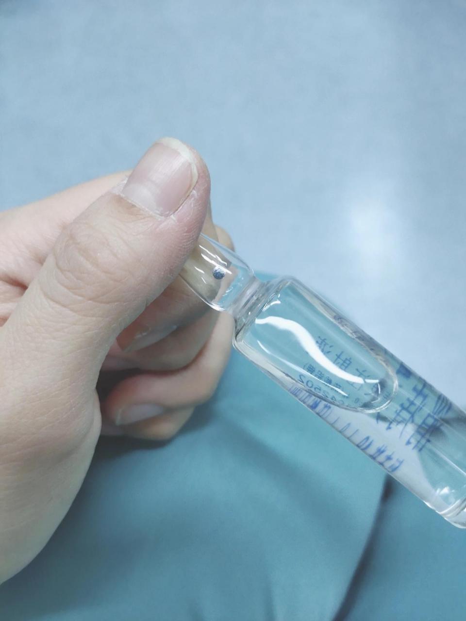 掰安瓿的正确姿势(再也没有受过伤,骄傲) 位置:每个安瓿瓶上边那段都