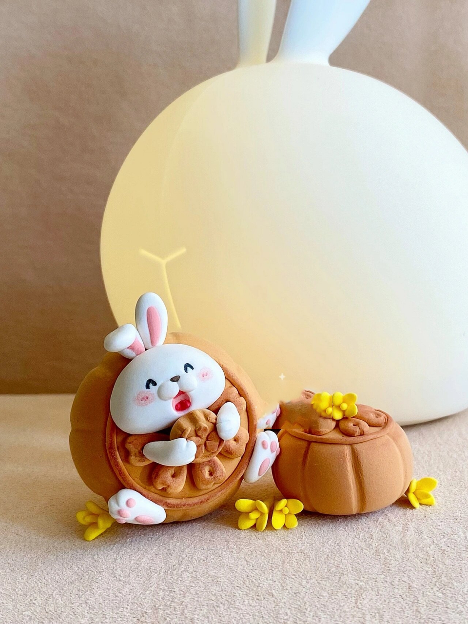 来用超轻粘土做一个有趣的中秋月饼兔吧!