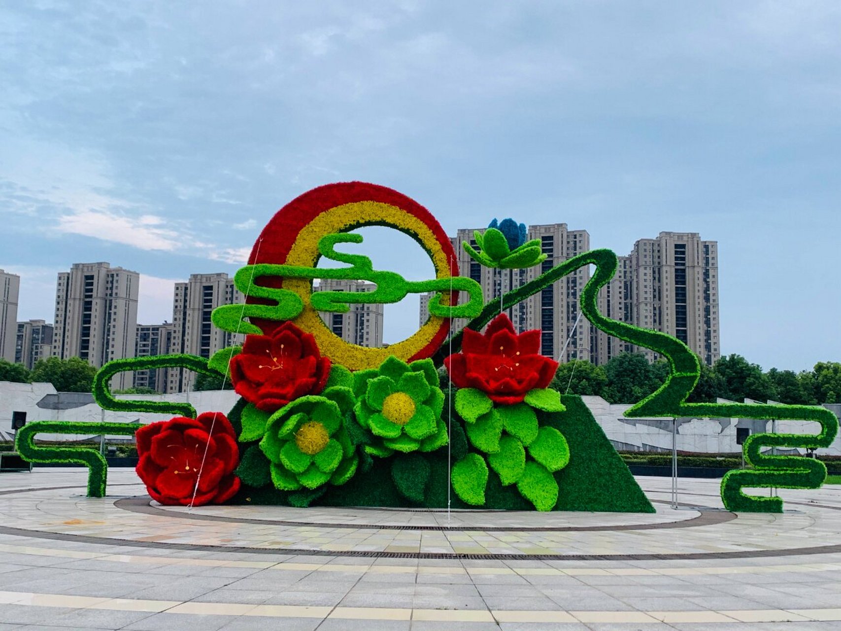 适用范围 	 仿真绿雕的全名为仿真植物雕塑,近几年在园林造景使用频率