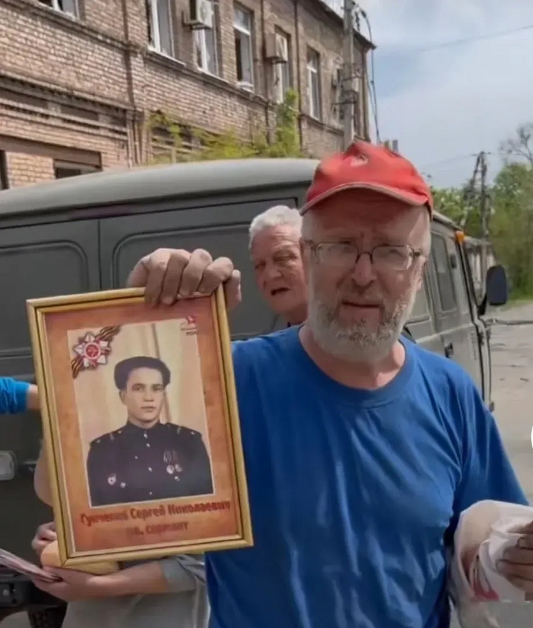 烏克蘭老兵正大光明地展示前蘇聯近衛海軍旗.