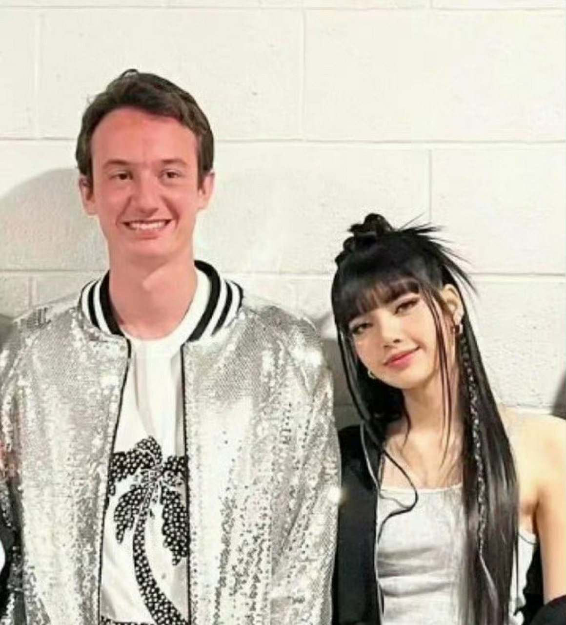 lisa早就想宣示主权了吧,合照时刻意把头靠向lv三公子,反观谷爱凌和lv