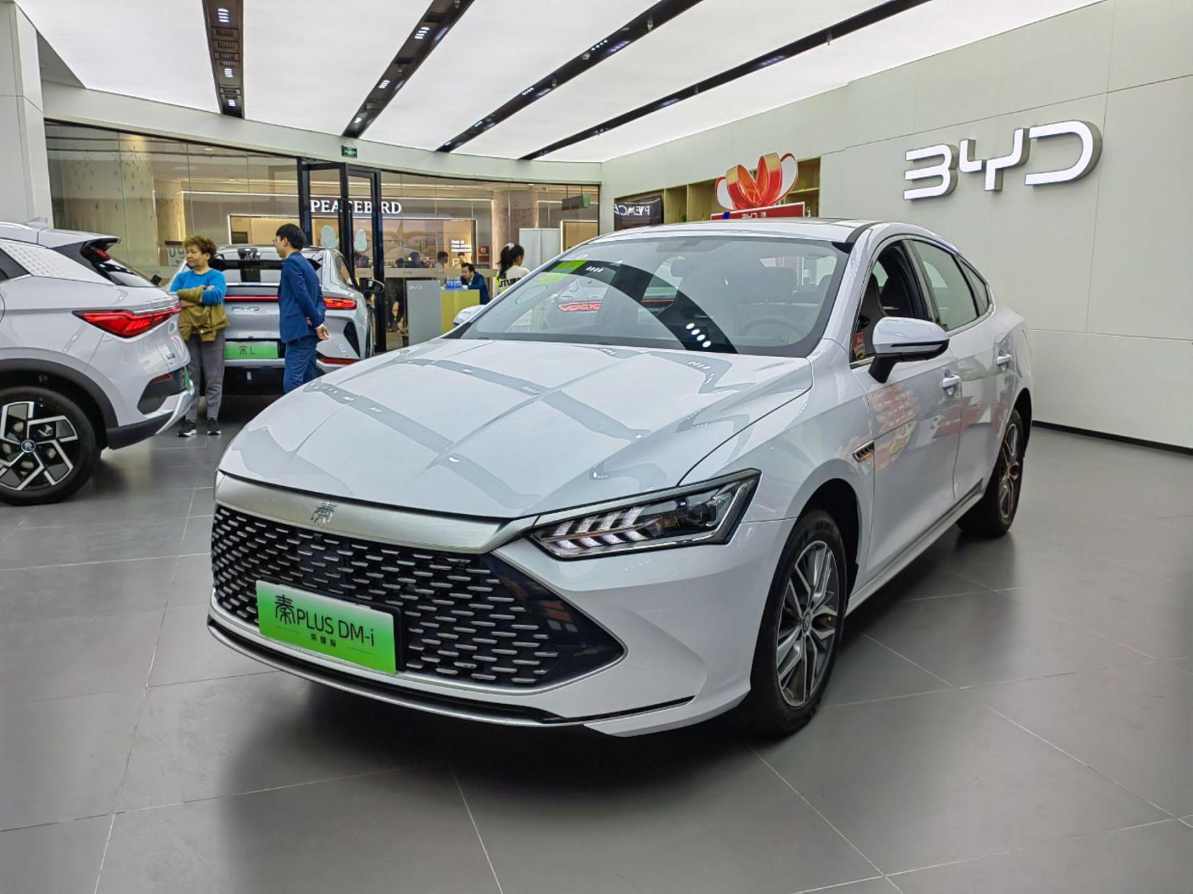 比亚迪秦 plus dmi2024荣耀版,一款以绿色能源为核心的电动汽车,以其