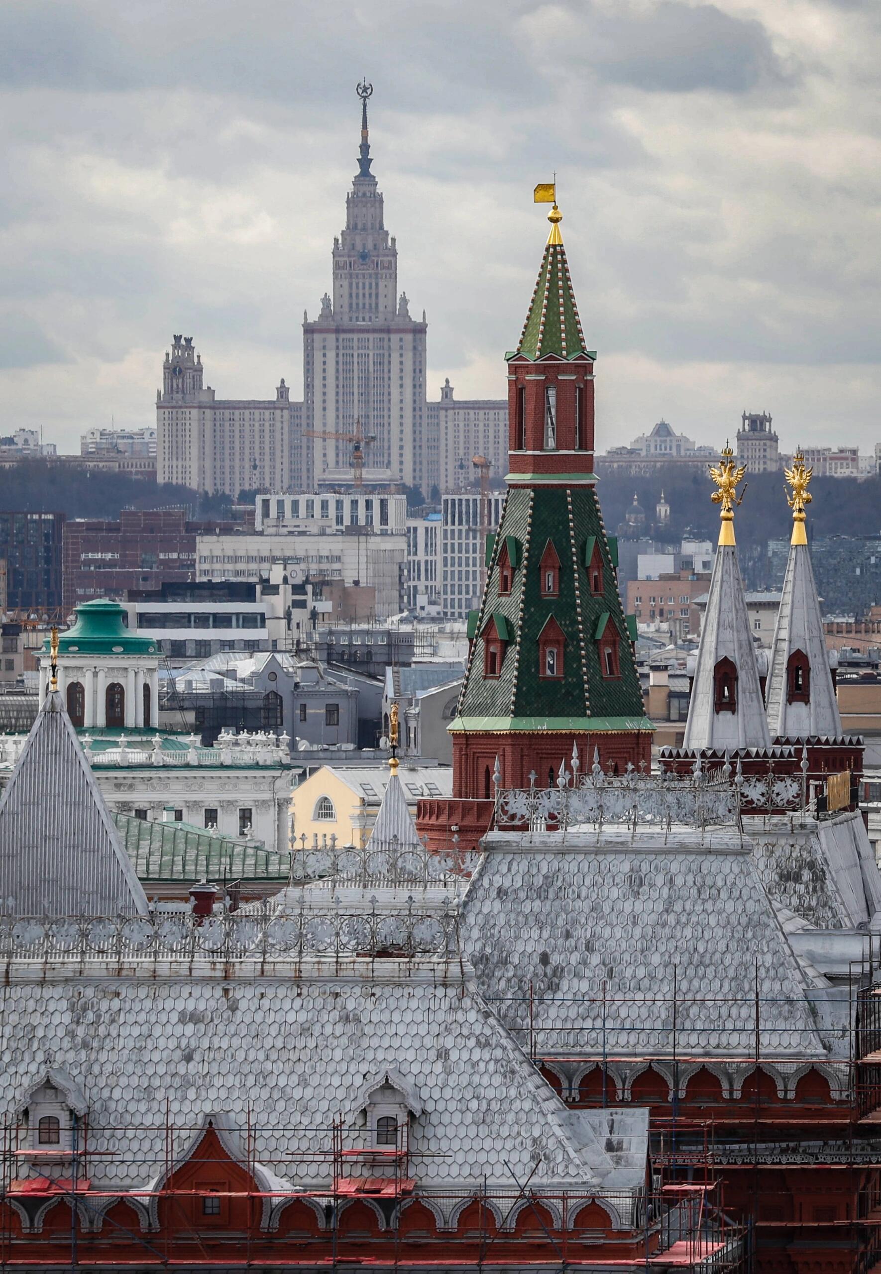 克里姆林宫坐落于博罗维茨基山岗,这里是俄罗斯首都的心脏地带.