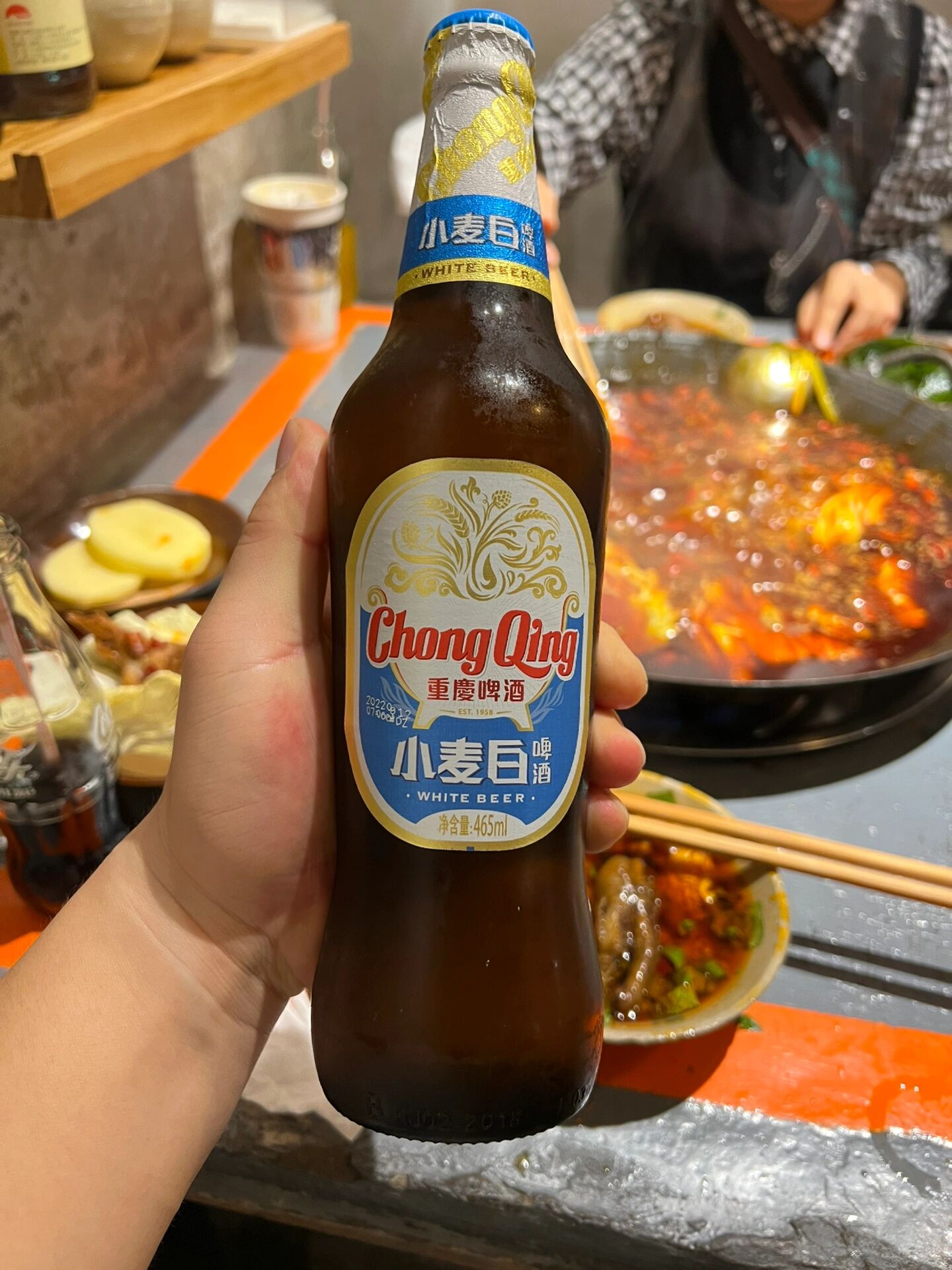 重庆啤酒浅评 小麦白: 单价:10元 口感:偏精酿,不纯,比普通啤酒更醇郁