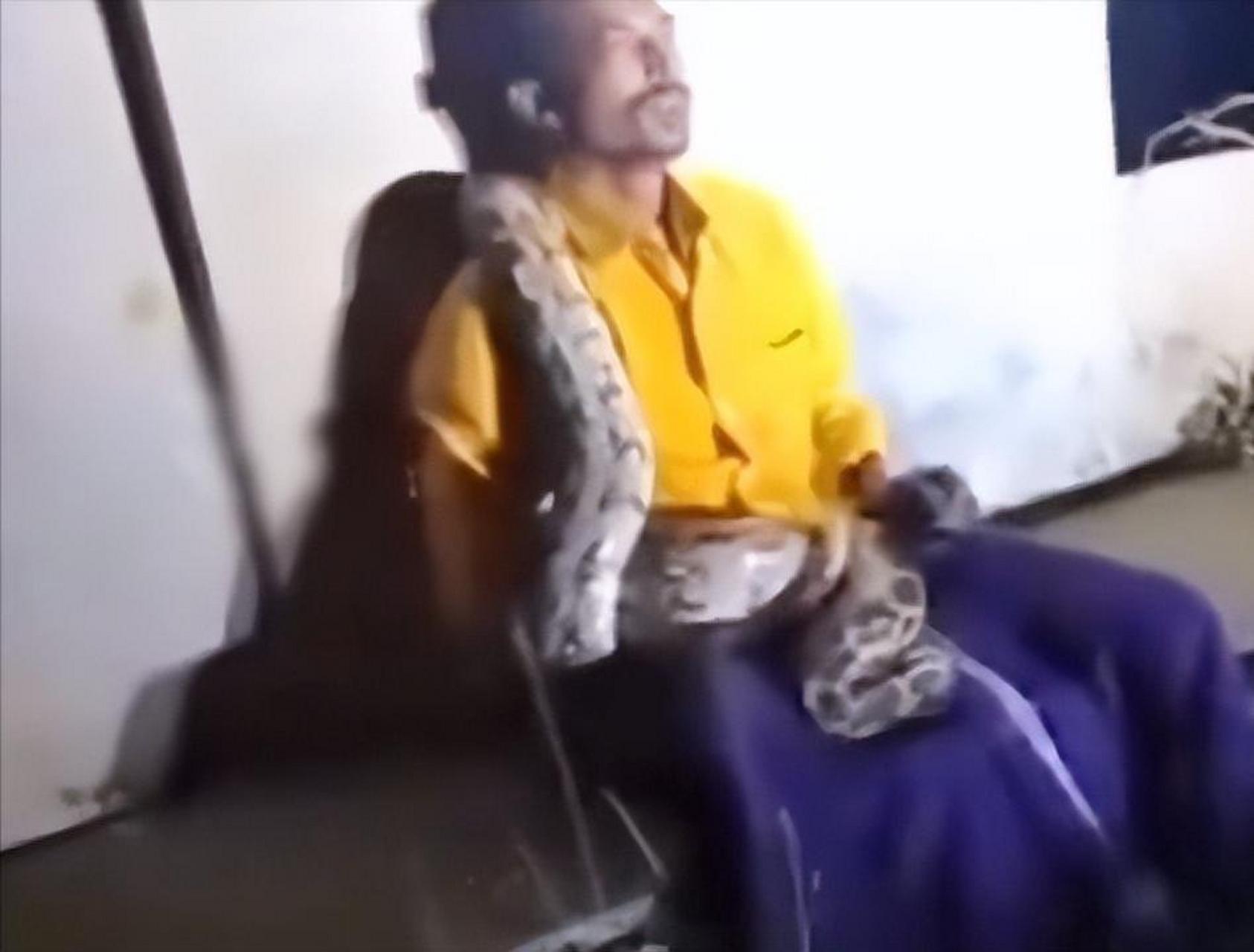 【印度一男子醉倒灌木丛被蟒蛇缠上身:毫无察觉 与旁人说笑】10月13日