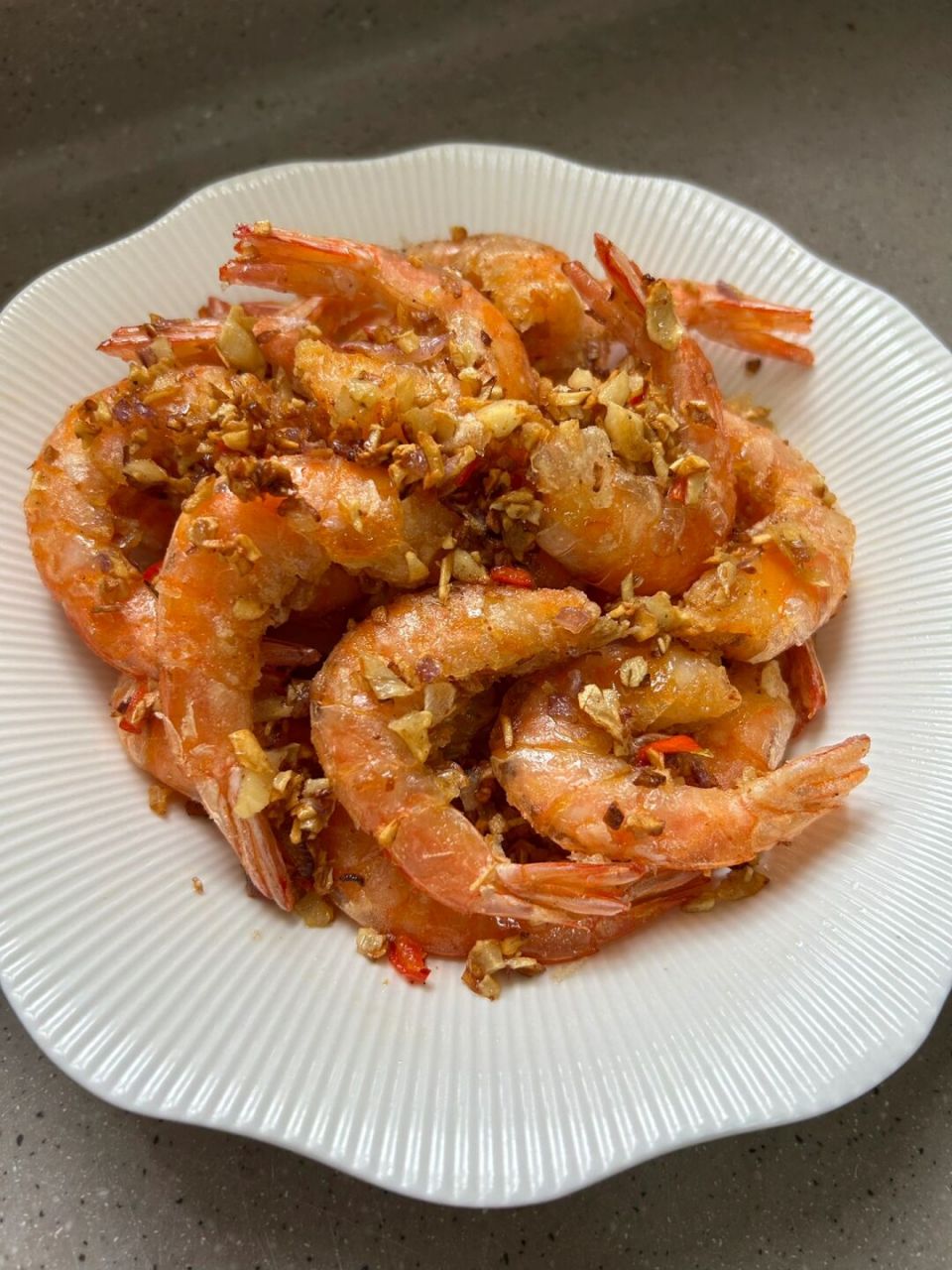 椒盐虾吃起来香口酥脆,蒜香味浓郁,一口一个太满足了!