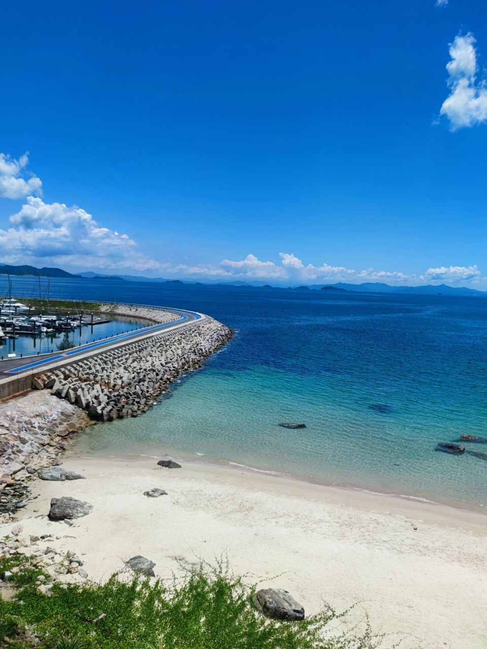 桔钓沙海滩一杨梅坑码头 桔钓沙海滩一做为深圳市最美的海滩,晴天蓝天