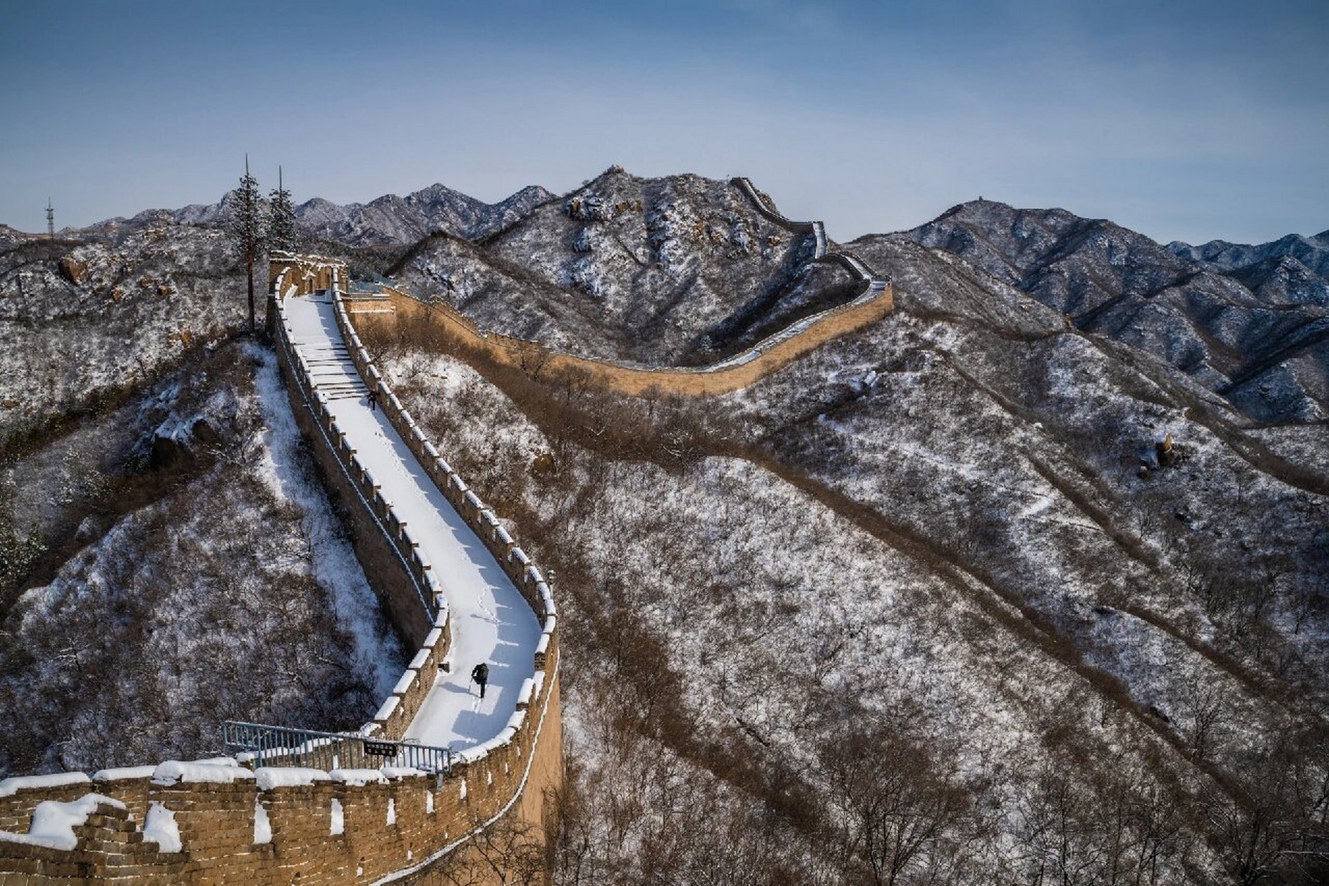 长城雪景壮美如画 水关长城是八达岭长城的东段部分,这段长城建于险谷