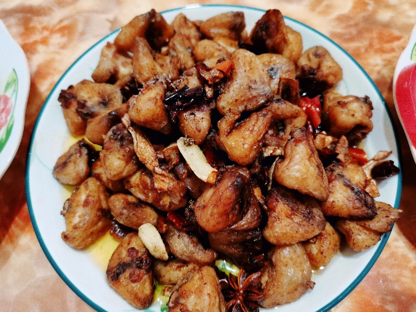 干煸鸡屁股 前天做的干煸鸡翘翘(屁股)忘发了 处理好的鸡屁股冷水下锅