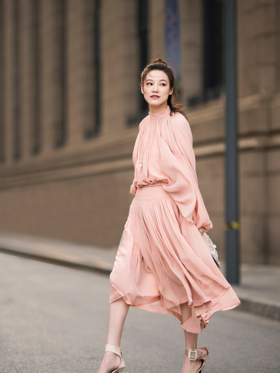 配什么颜色好看飘动的衣服粉色衣服街拍烟粉色衣服图片cosmogonie早春
