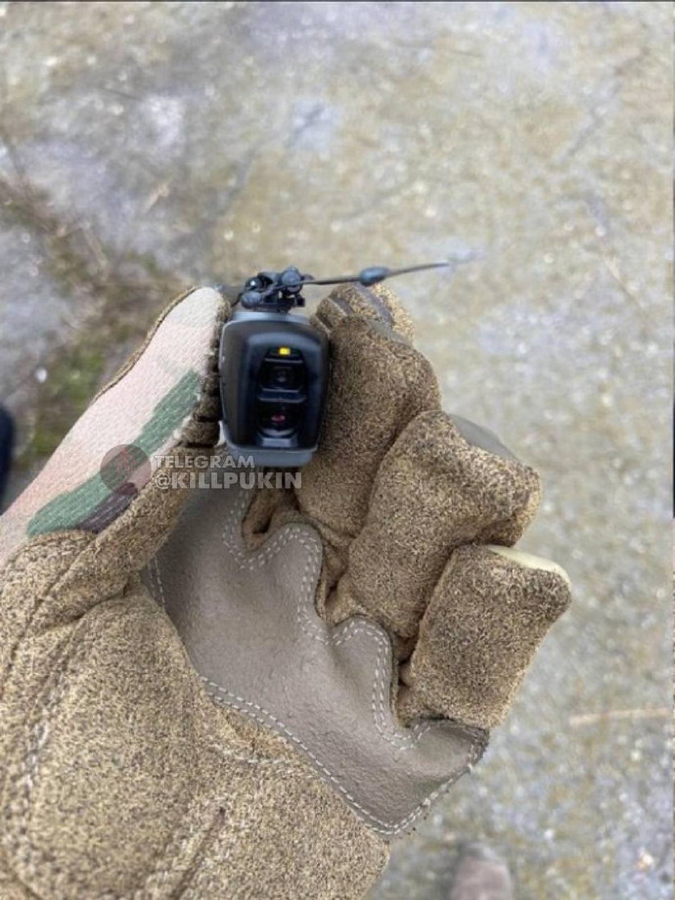 乌军开始英国提供的"黑色大黄蜂"微型无人侦查机,这种无人机长16.