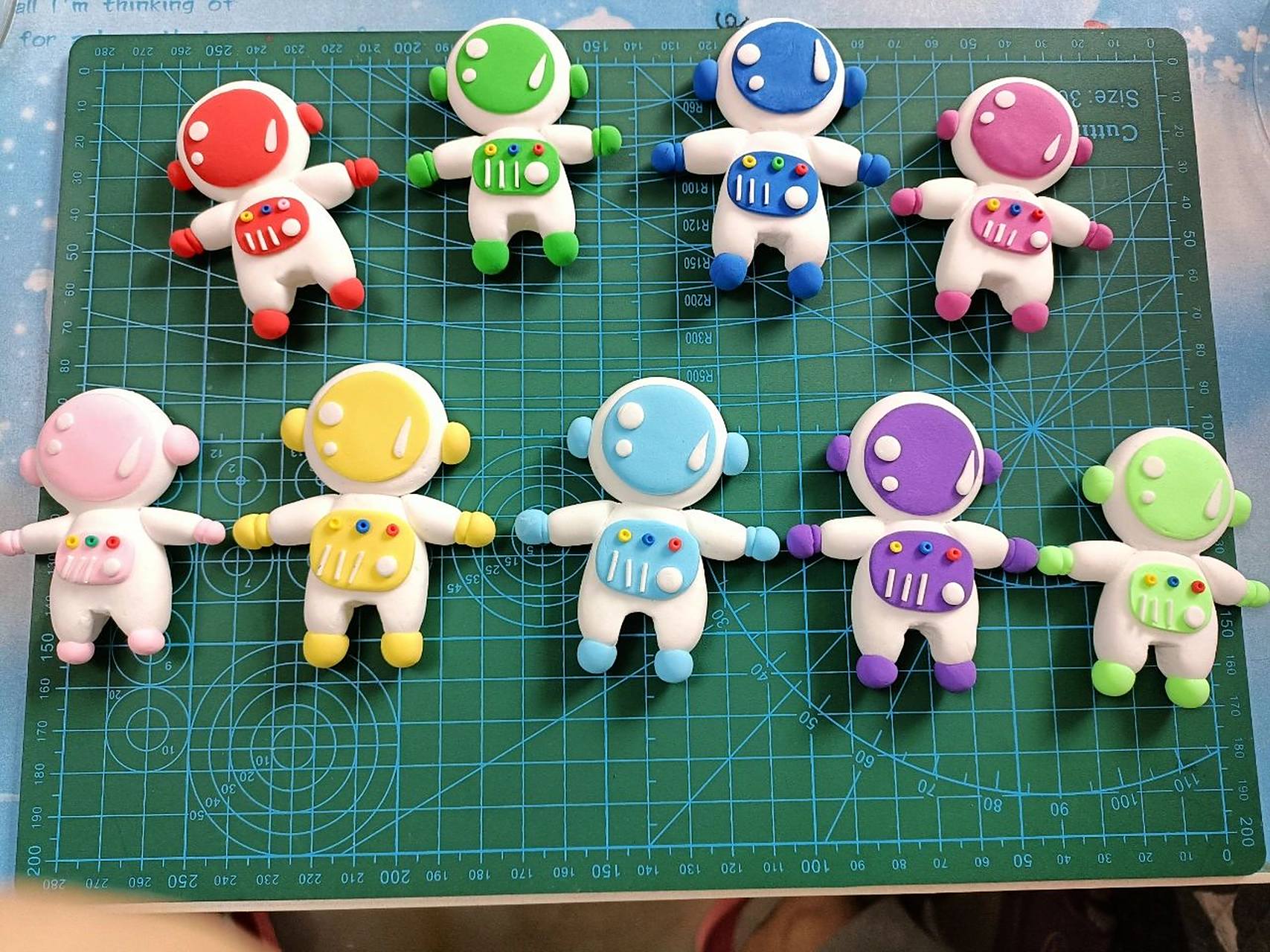 粘土宇航员……送给我们班的小朋友!