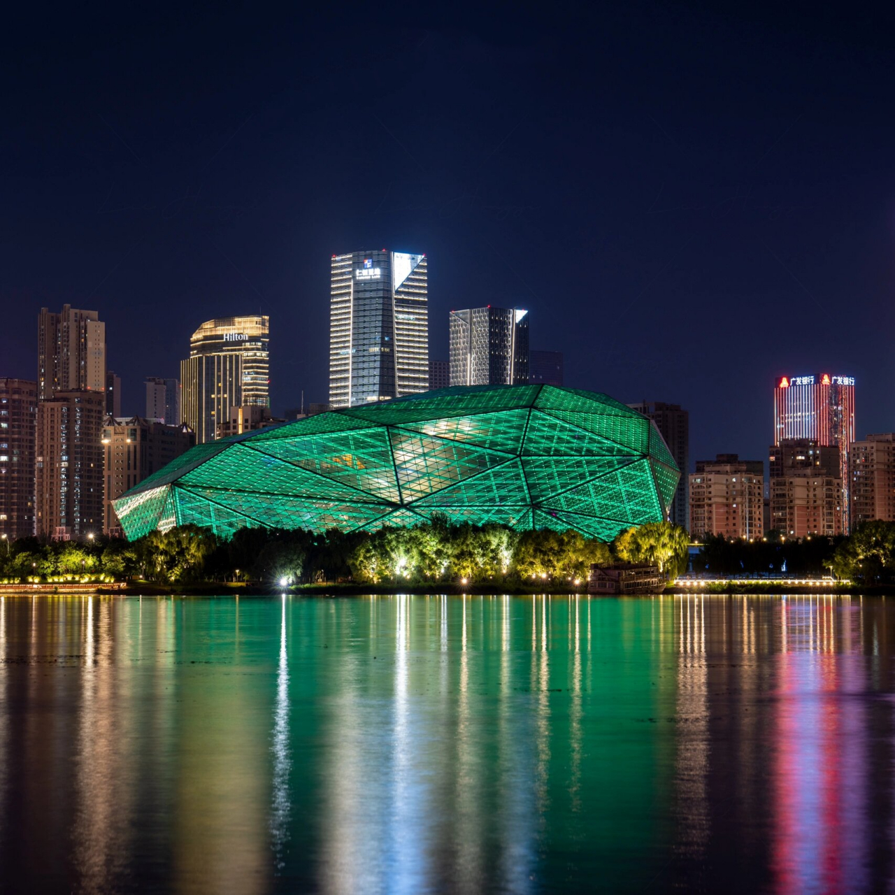 沈阳|大钻石 夜晚的盛京大剧院更像是一颗"大钻石" 拍摄于浑河沿岸