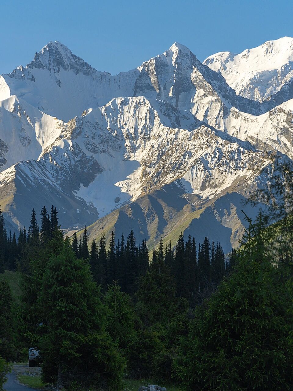 新疆最美雪山-夏塔木扎尔特雪山攻略   每年的5-6月,鲜花盛开之际一定