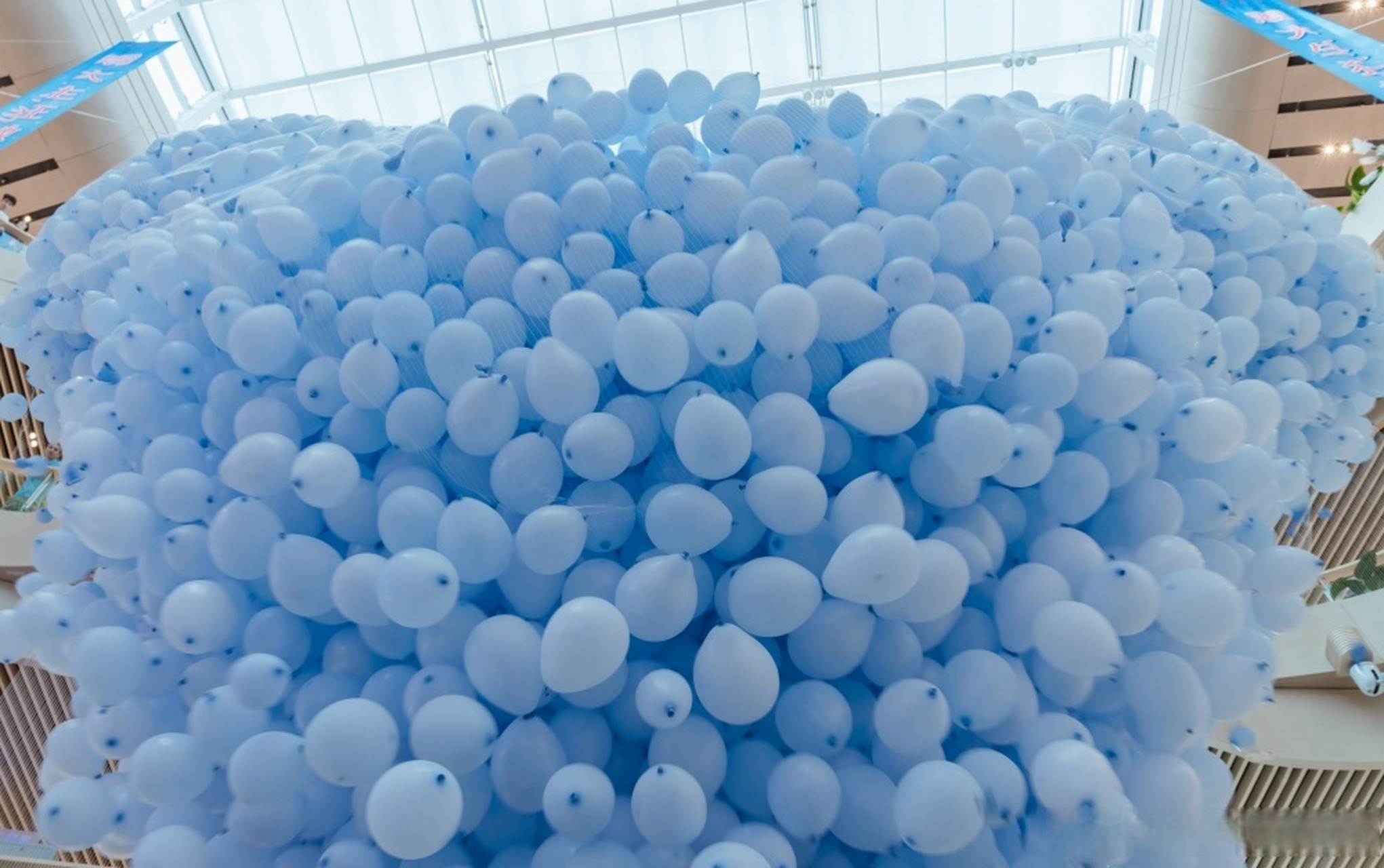 【#晋宁下了一场浪漫的蓝色气球雨#】5月18日,晋宁吾悦广场里,一场