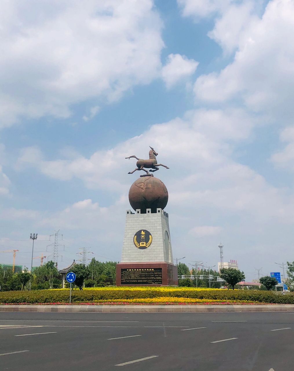 马踏飞燕  邹城马踏飞燕雕塑是由国家旅游局颁发给全国优秀旅游城市的