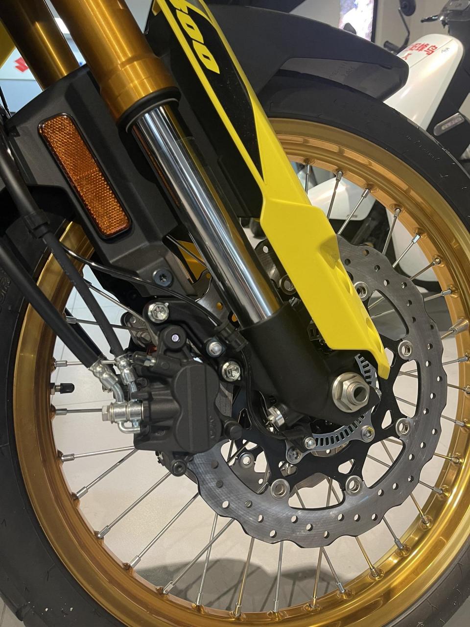 suzuki vstorm800de.铃木中量级硬核拉力铃木 800de 机车