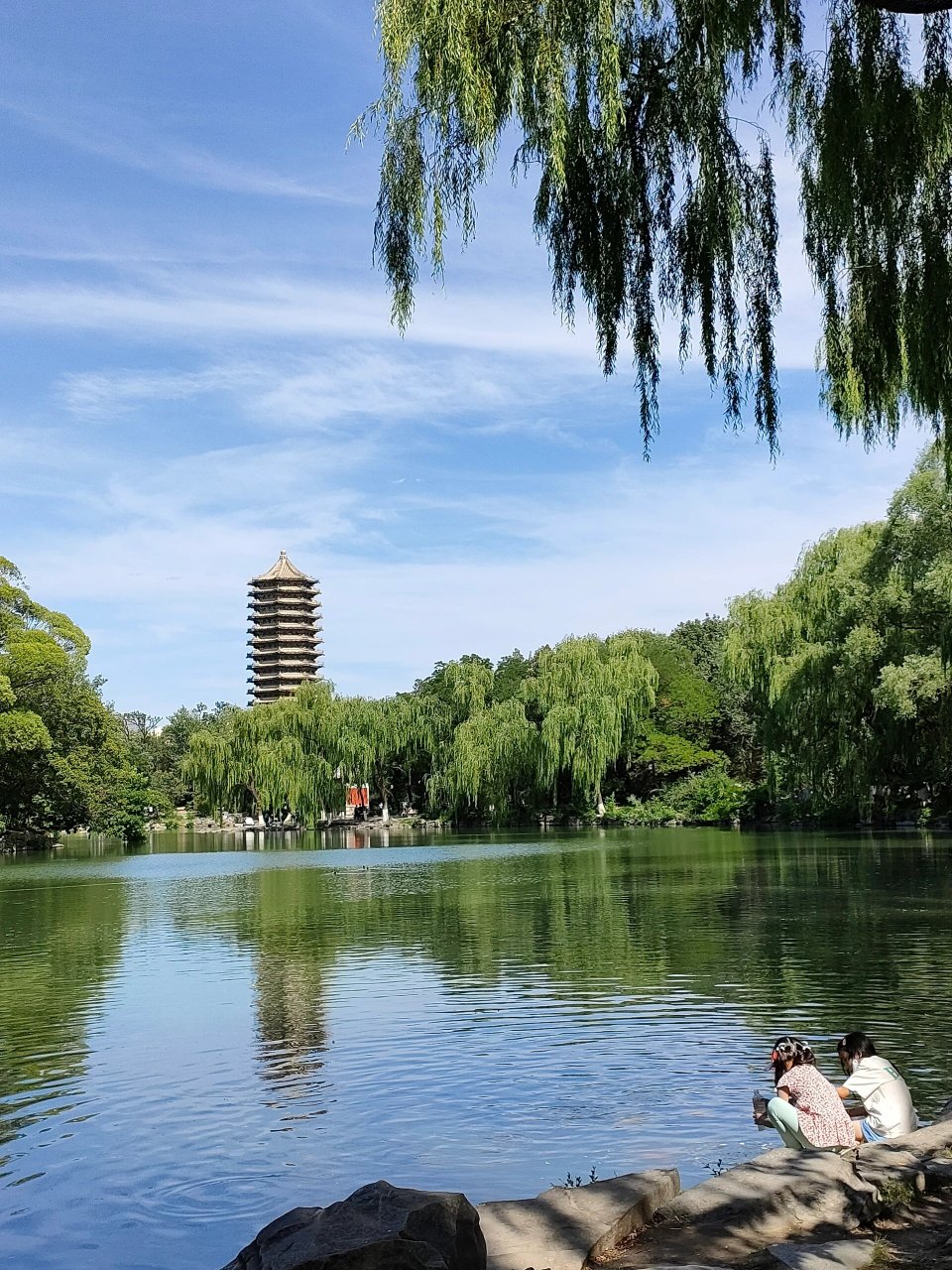 北大未名湖打卡 未名湖的湖水好清 完美倒映出了蓝天白云和岸边的绿树