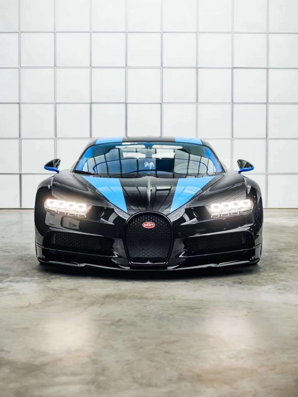 定制的碳纤维轮毂,拉花再找个和内饰更接近的蓝色,就完美啦#布加迪