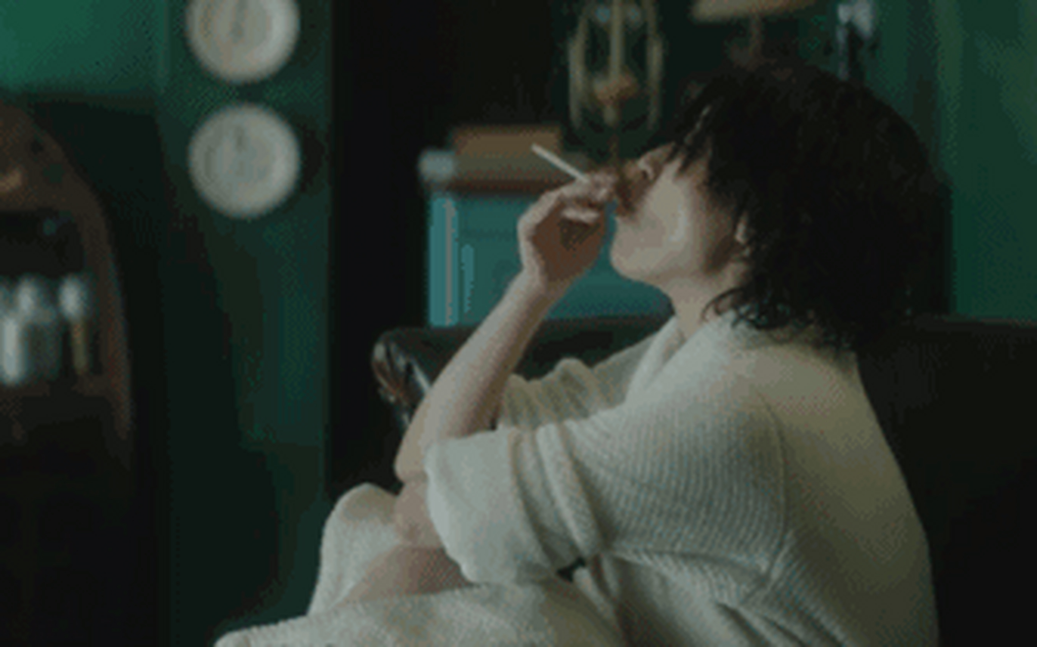 许晴在电影《老炮儿》中有两段抽烟的镜头,刚开始她都按照一个方式去