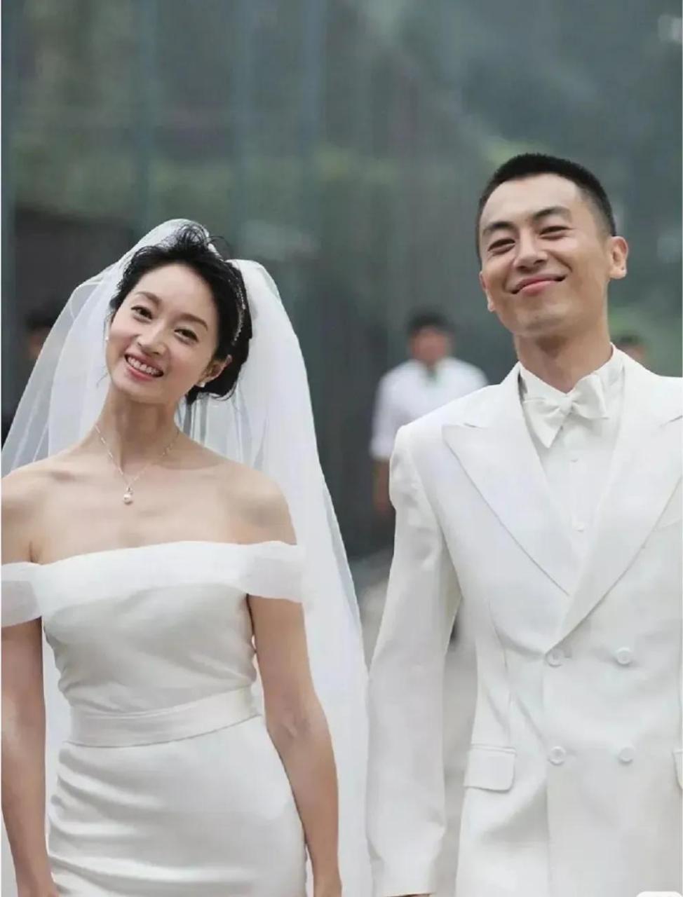 其实这不是朱亚文第一次后背抱异性.