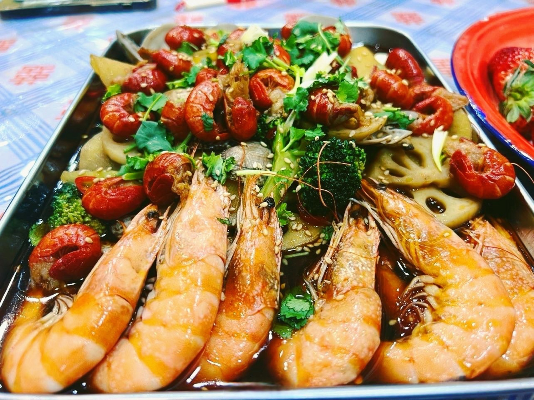 东北菜的特点就是大盘装菜,满满一盘,看着就让人感觉到东北的"实在".