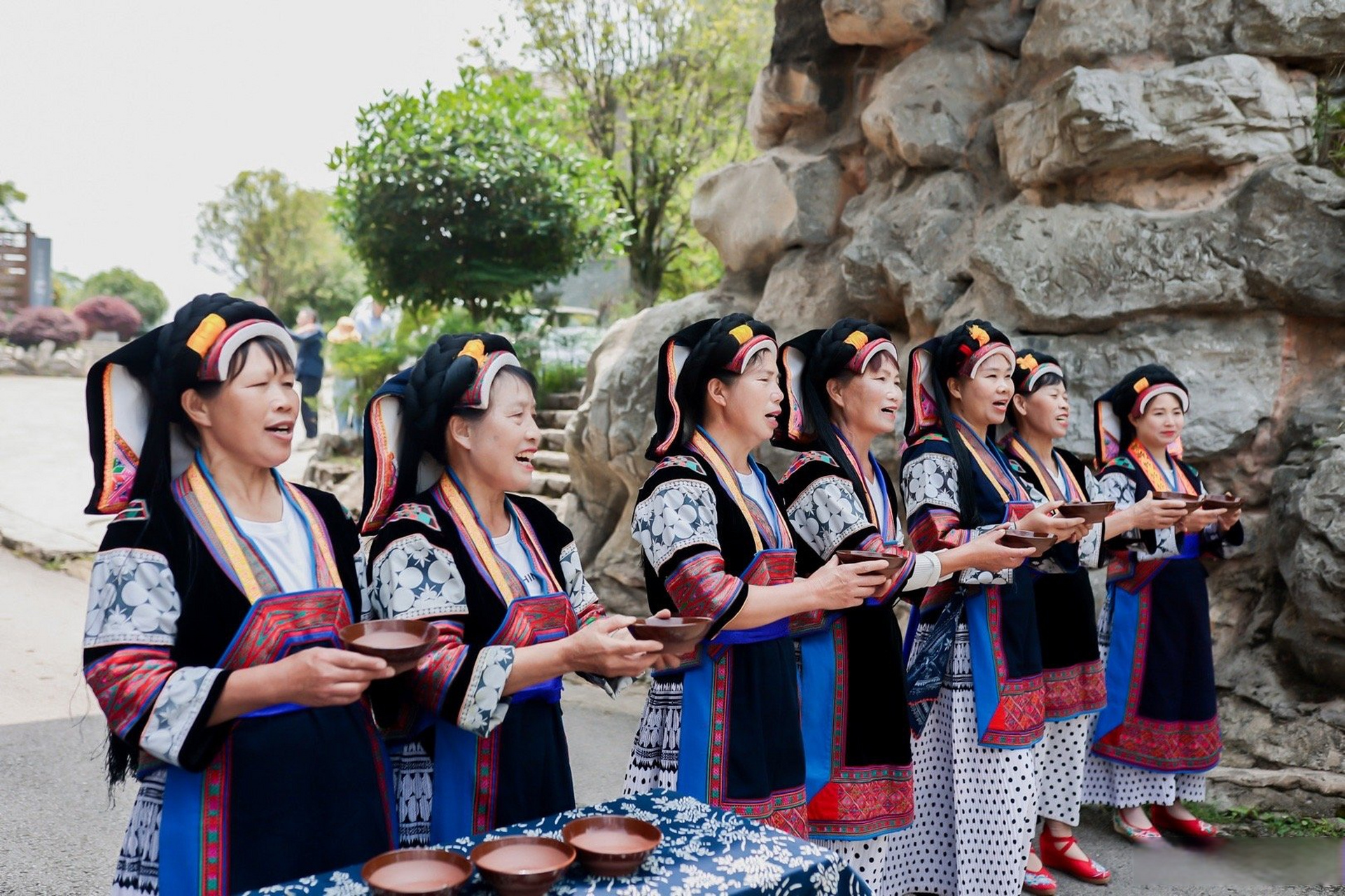 在贵州安顺的高荡村,生活着一支布依族人.