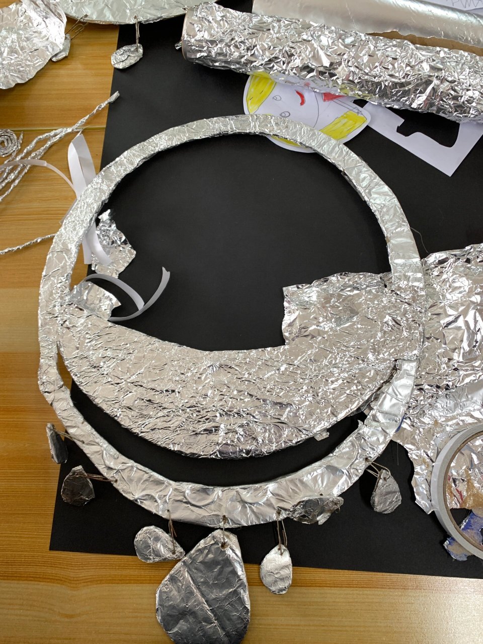 幼儿园手工环创手工银饰 制作是用锡箔纸,做的效果很好看