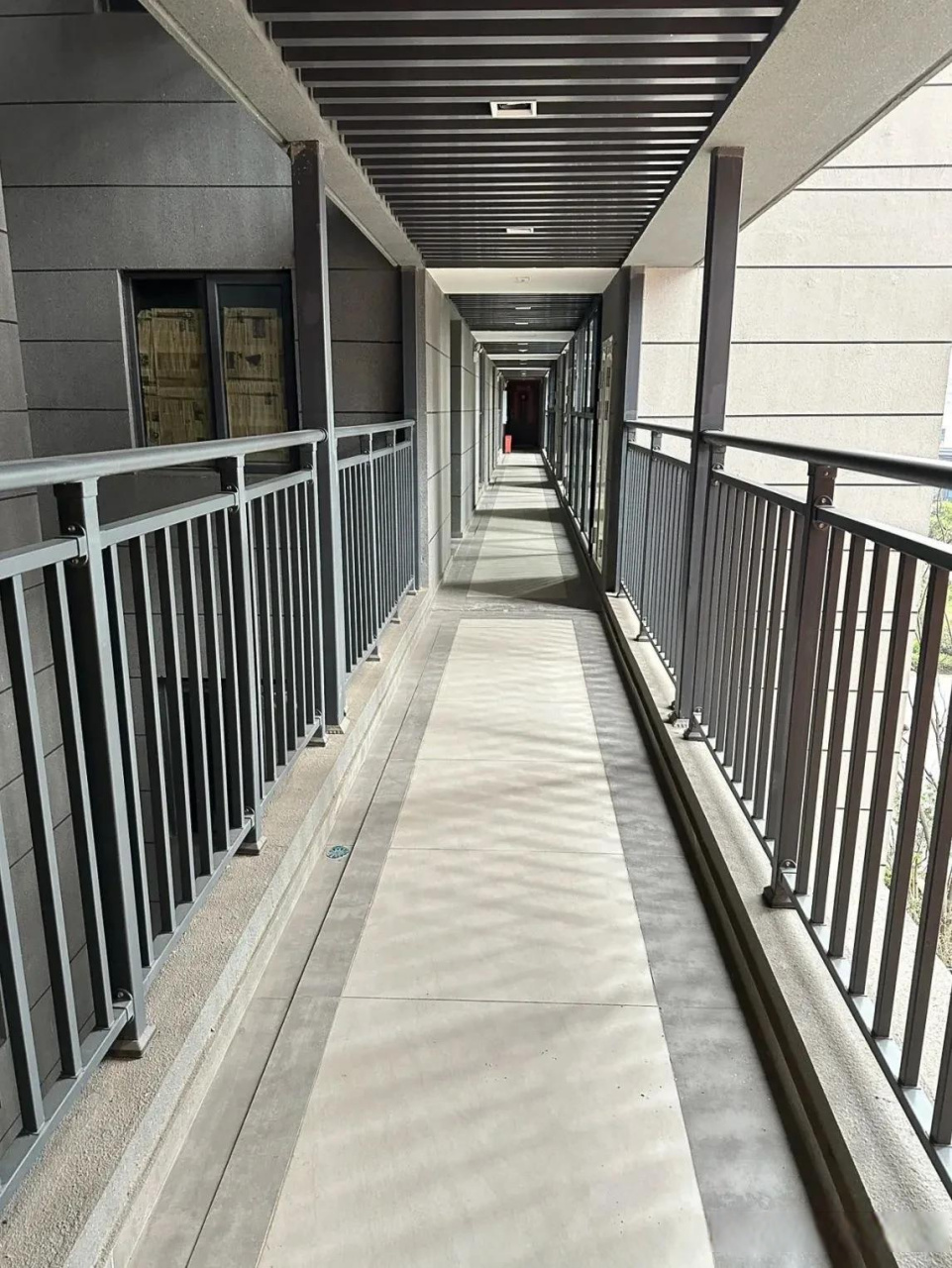 等了两年多房子终于交房了,上楼看到这样的连廊都要苦了,第一次见