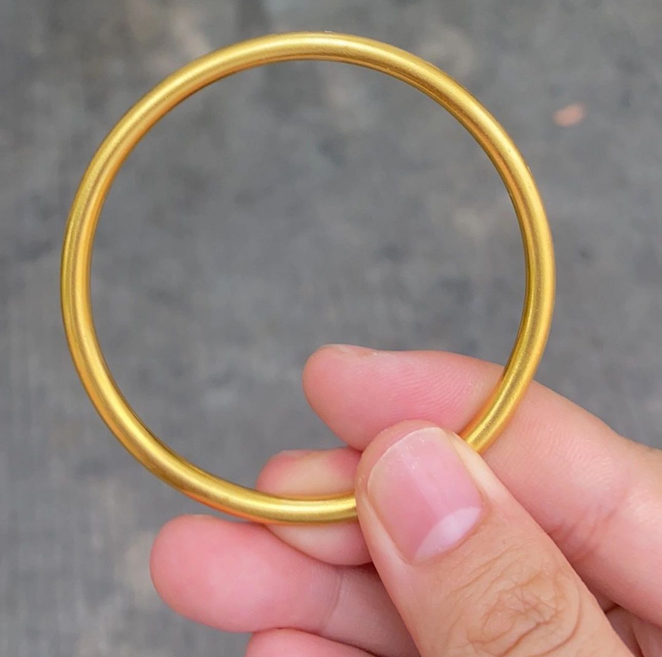 我的古法金手镯变形了 手镯是实心的 戴了四个月都没变形 就是有些