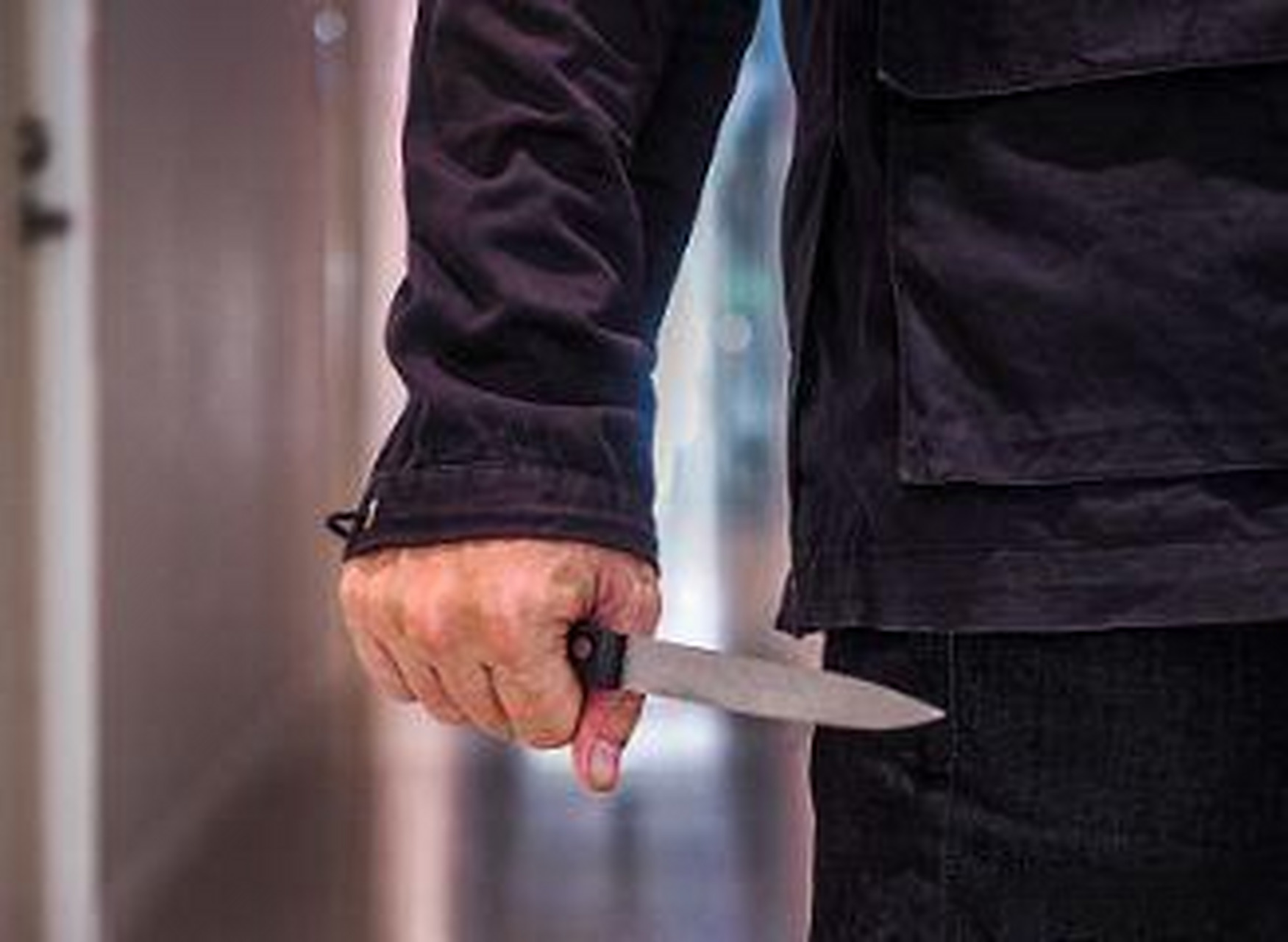 街头血案引发关注,白衣男子胸口中刀后离世  据网上流传的视频显示,一