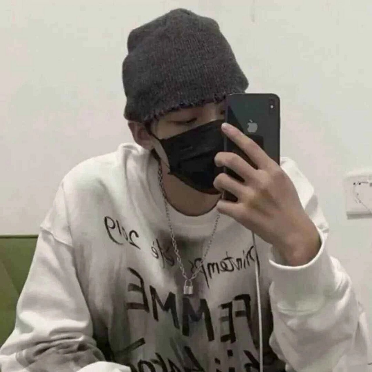 手机遮脸男生头像