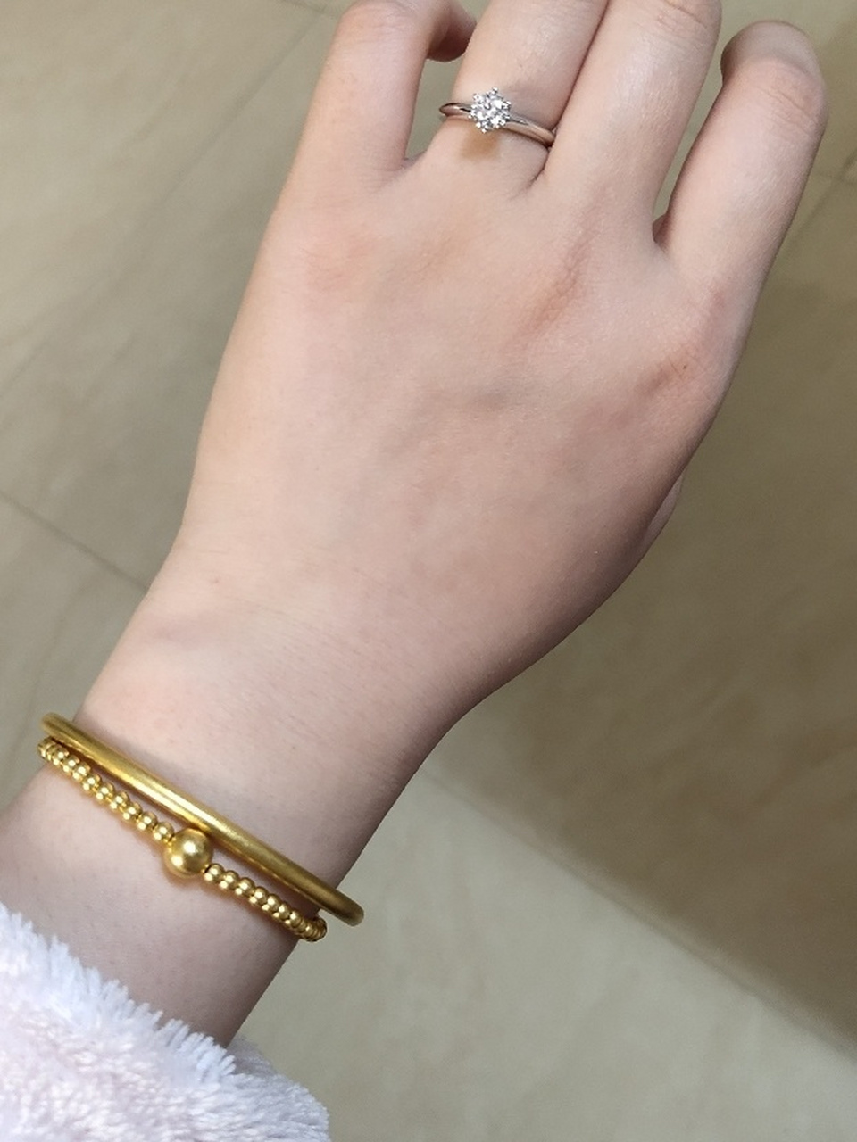 之前左手戴金手镯 玫瑰金色戒指,整体色调还算一致,没有很突兀.