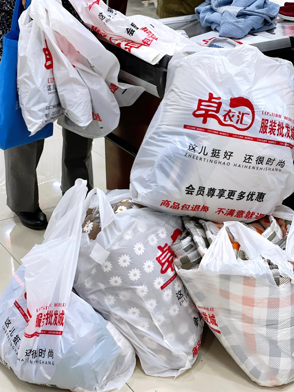 这家超市简直就是拼夕夕实体店 宜梦道的服装批发超市,原来的老兔儿岭