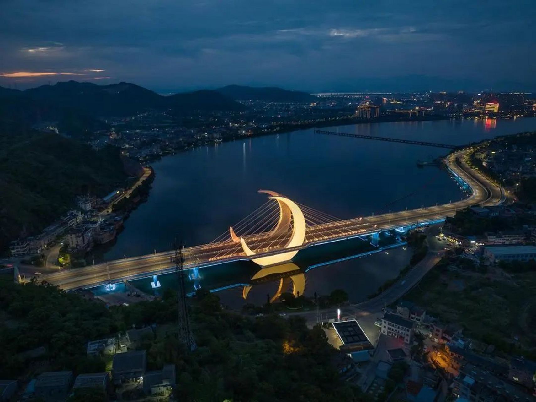 玉环漩门湾大桥夜景照明工程赏析 - 漩门湾大桥位于玉环市,漩门湾大桥