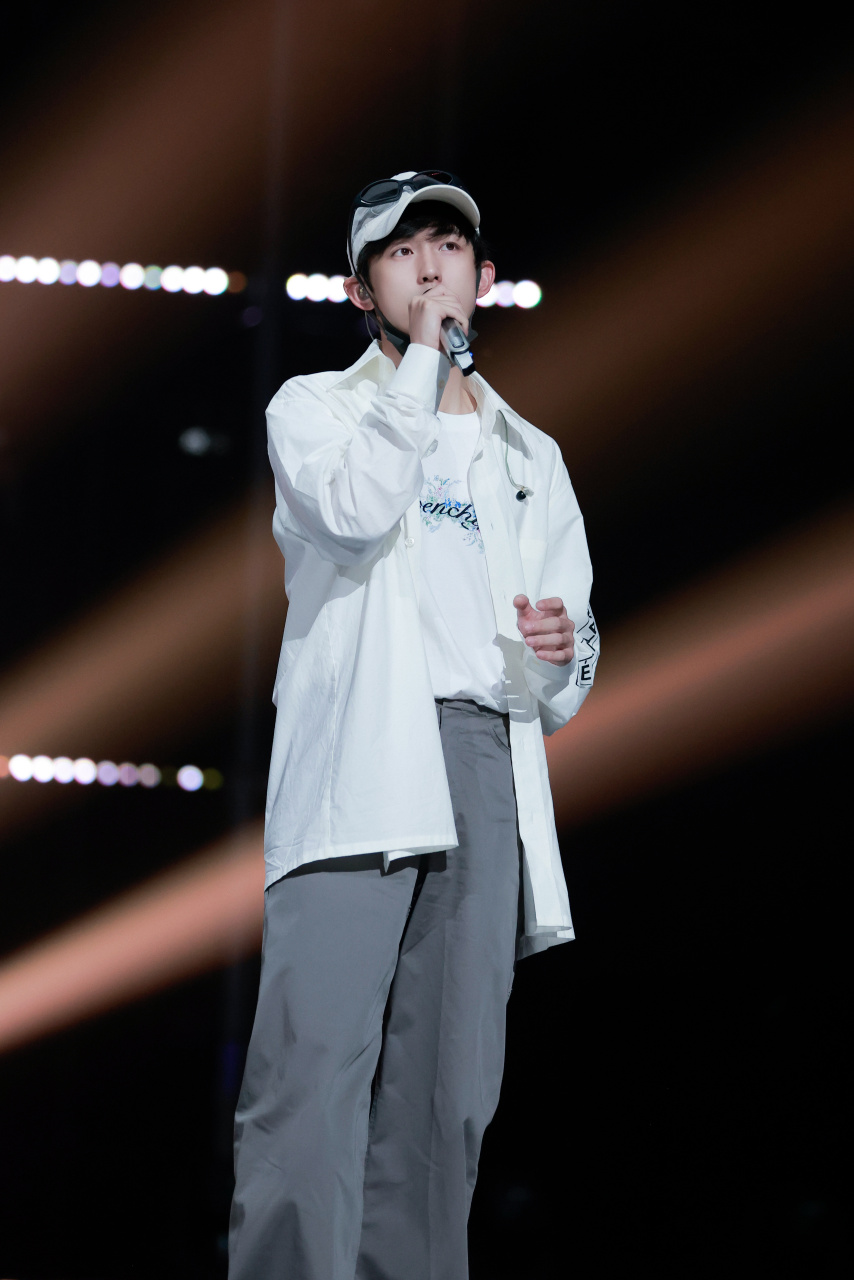 郭俊辰 ·#郭俊辰城市捉迷藏# 掉落#四季惊喜夜# 彩排的现场碎片92