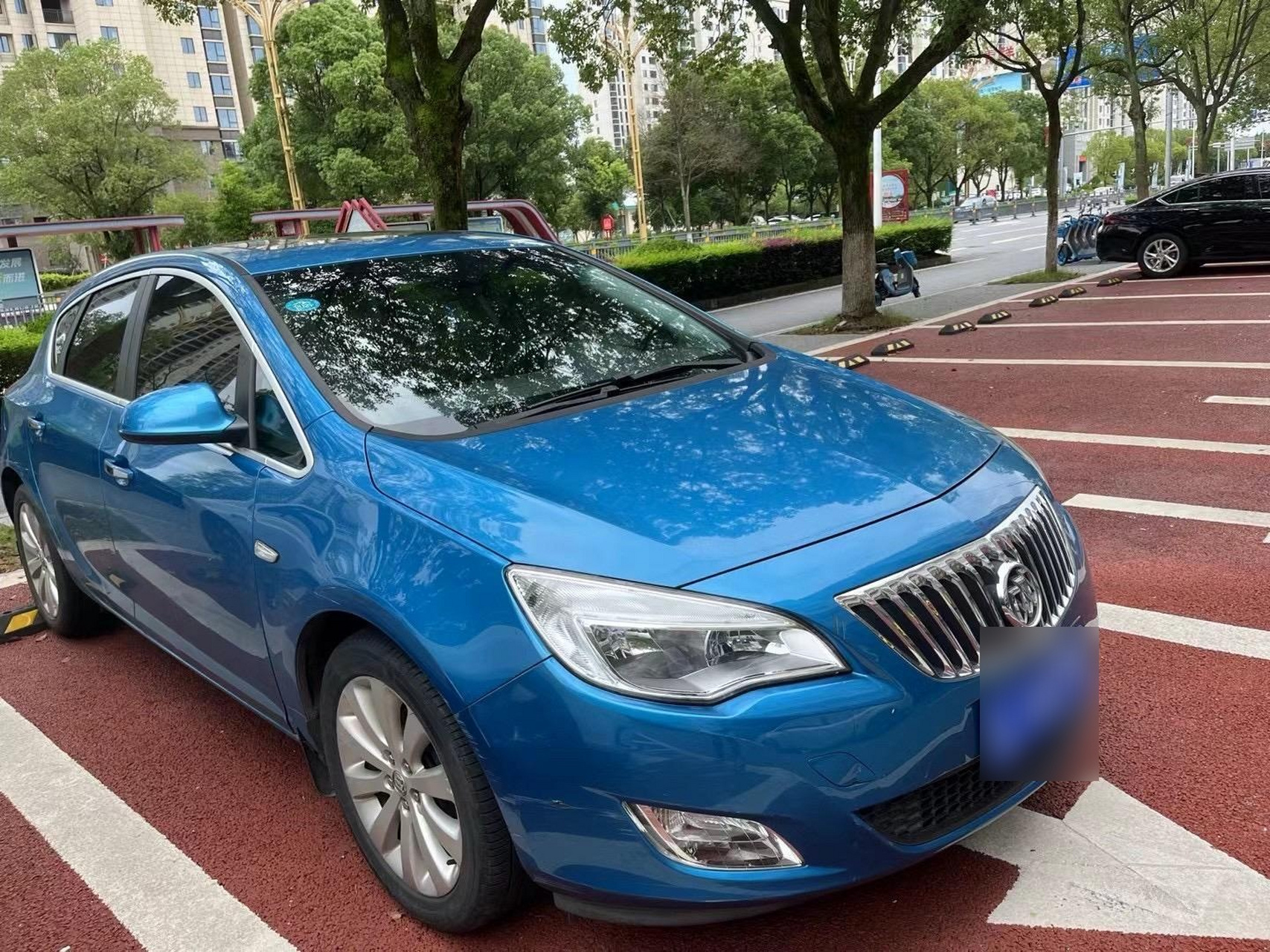 别克英朗 xt, 自动挡,一万多买个这种两厢车代代步,小巧又可爱