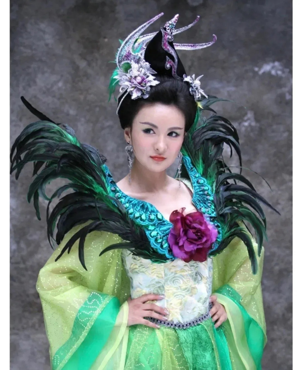 有网友提问"这才是剧抛脸吧,郑亦桐演的回家的诱惑的宝莲,活佛济公的