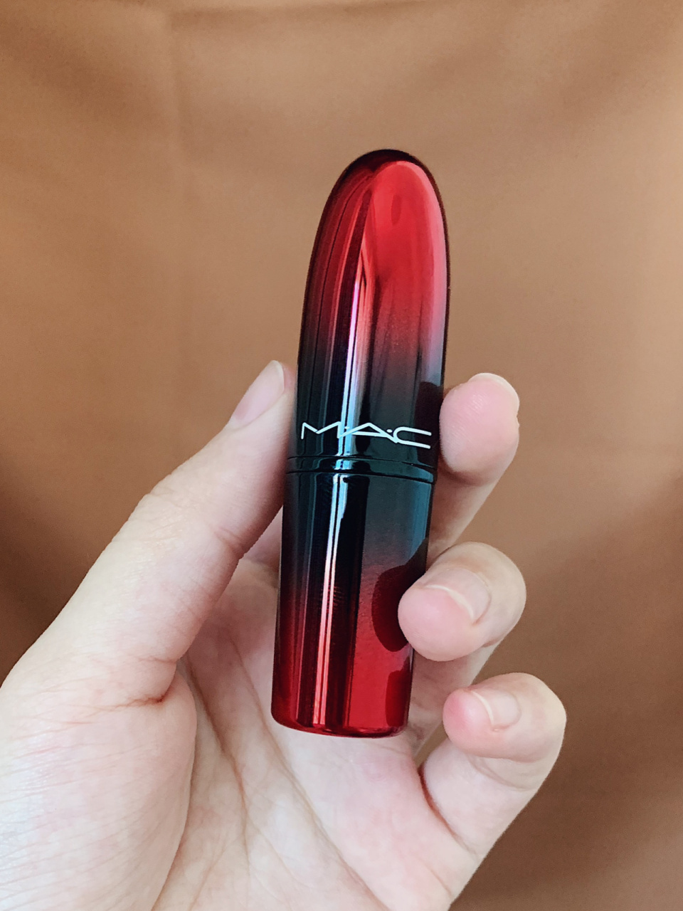 mac渐变423 冷光下会有一点点的紫调 但是暖光下就是 敲浓郁的一只