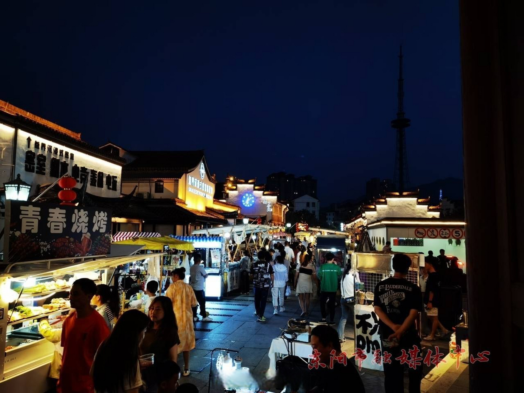 【东阳卢宅夜市:穿越时光 感受人间烟火气】如果说古建筑承载的是时间