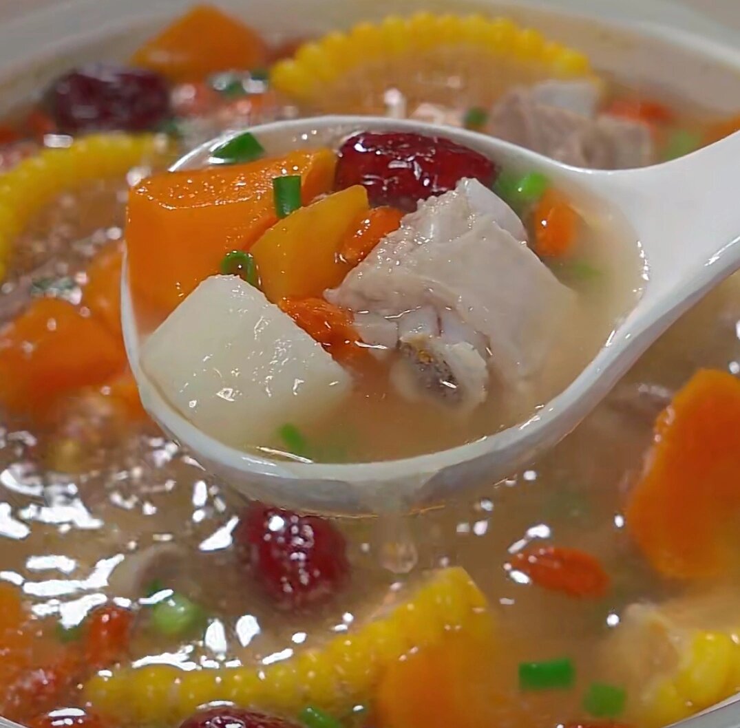 胡萝卜玉米排骨汤 大家好,我是美食胡先生,很高兴在这里跟各位爱好