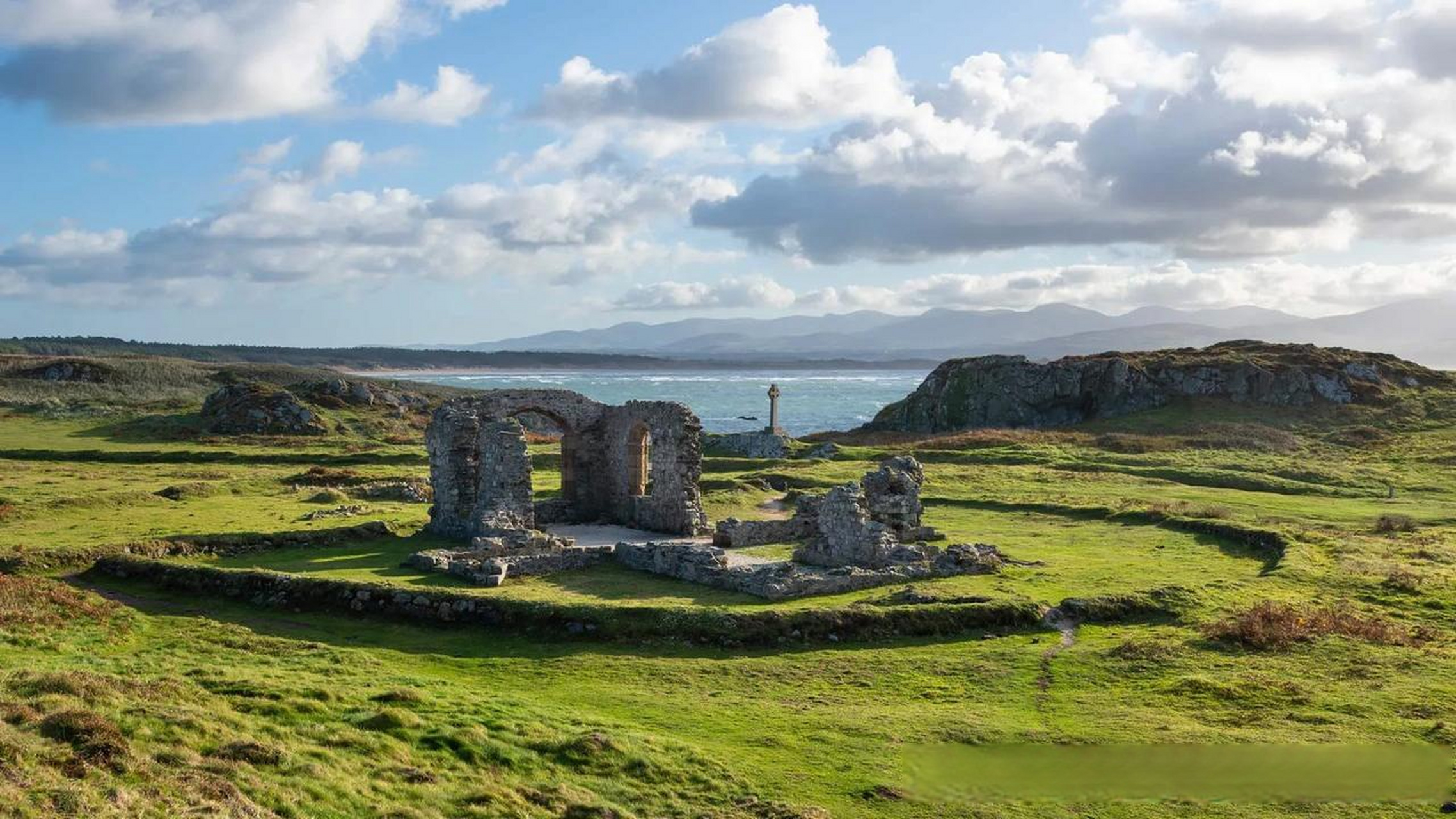 英国 威尔士莫纳岛上的圣德温教堂废墟遗址