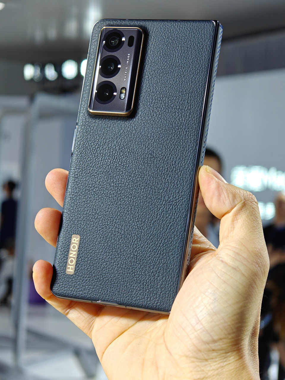 荣耀magic v2至臻版上手,帅啊!